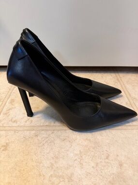 Zara size 6 Classic Black Pointed Toe High Heel Pumps